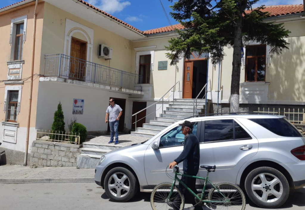 Realizuan procedura fiktive për blerjen e mallrave të ndërtimit për Bashkinë Devoll dhe nuk kryen asnjë punim