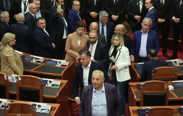 U dëmtua në seancën e Kuvendit, Gazment Bardhi përfundon në spital