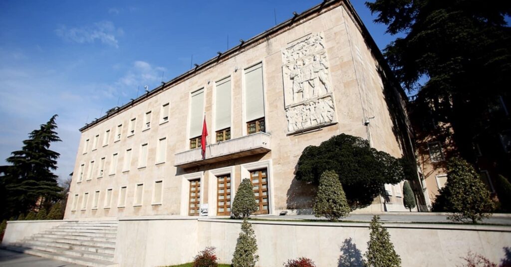 I nxehti “rraskapit” punonjësit e administratës, qeveria ju shkurton orarin e punës!