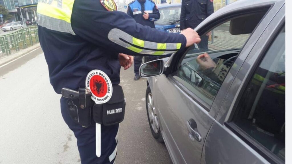 “Probleme me gjobat dhe makinat me targa të huaja”, raporti i KLSH: Sistemi online s’i mundëson efektivit të policisë të zbresë pikët e patentës!