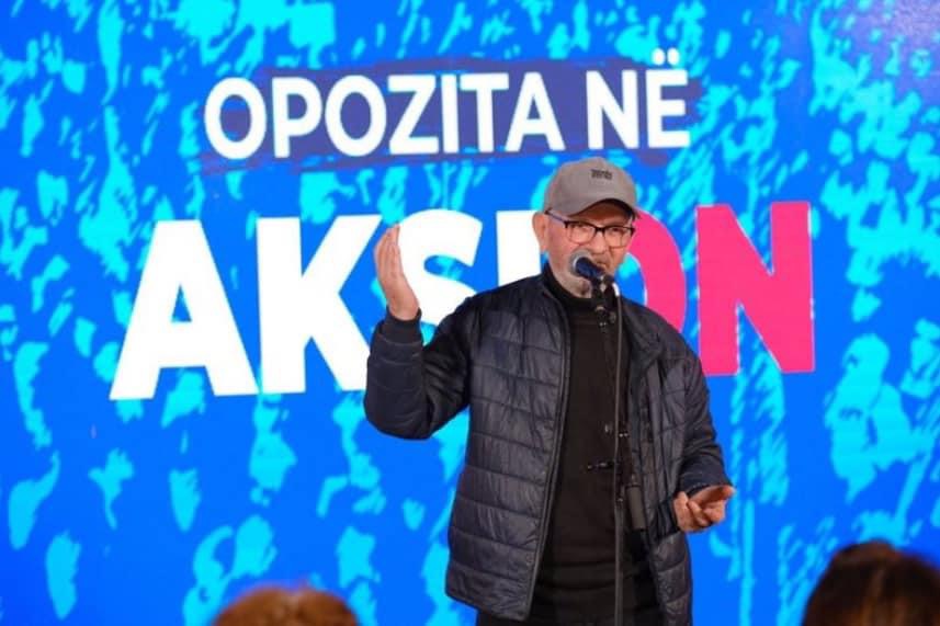 Mehdi Malkaj kritikon deputetët e PD poshtë ballkonit të Berishës: Flasin 2-3 minuta e pastaj largohen