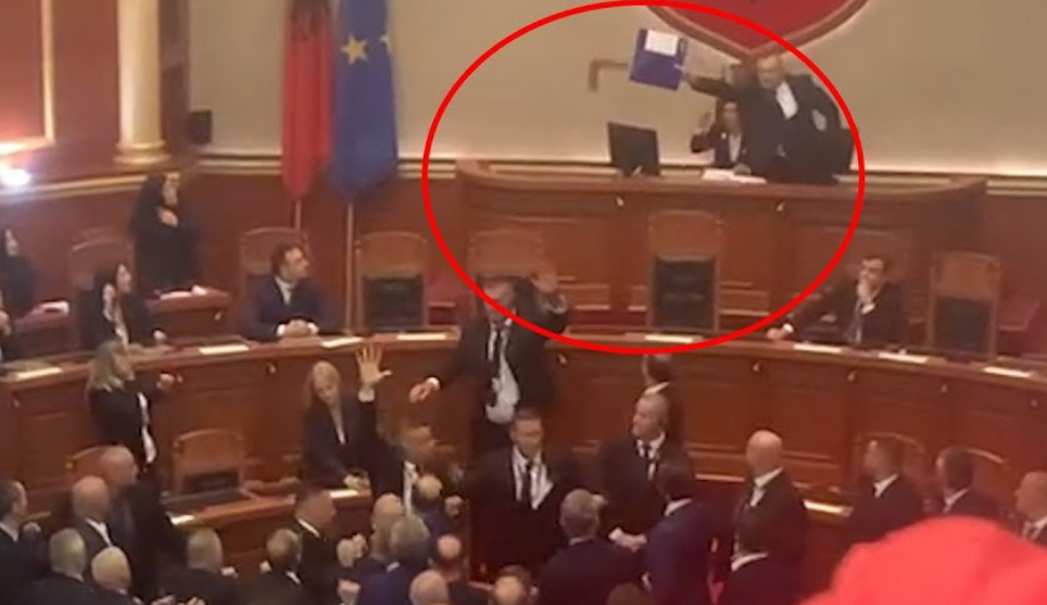 Gazment Bardhi godet Spiropalin me këmbën e karriges