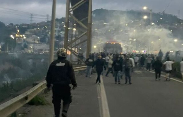 Një i vdekur dhe disa të plagosur, përplasje mes tifozëve në Brazil