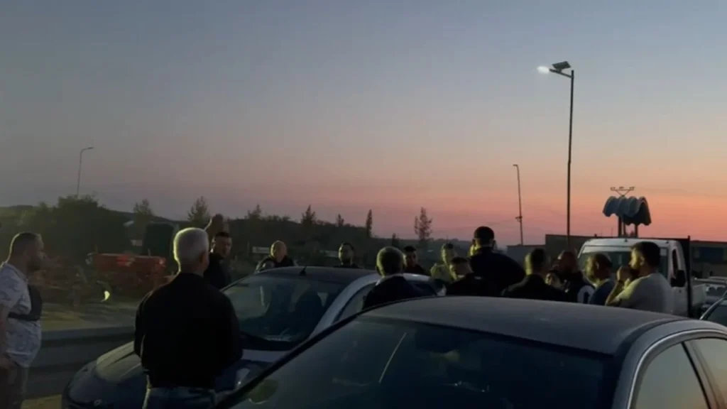 “Hapni rrugën, jam për spital”, drejtuesi i automjetit përplaset me protestuesit te rrethrrotullimi i Rrogozhinës