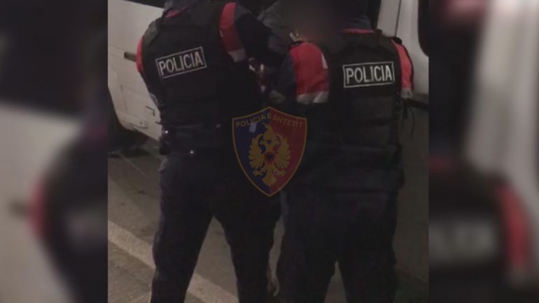Pas shpërndarjes së protestuesve në Bradashesh, nis shoqërimi në polici i qytetarëve që bllokuan rrugën