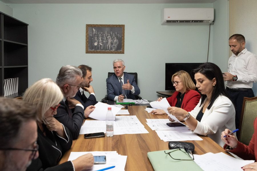 Diçka po gatuan Fatmiri me shokët…