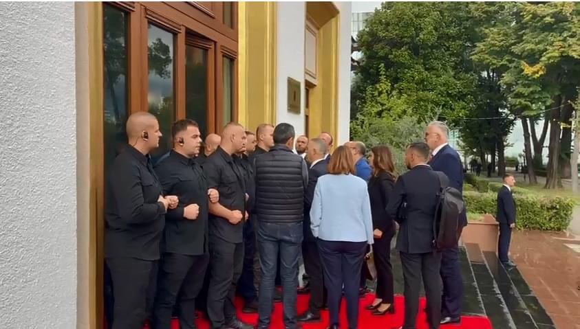Garda lë në shi deputetët e PD, nuk i lejon të futen në Kuvend
