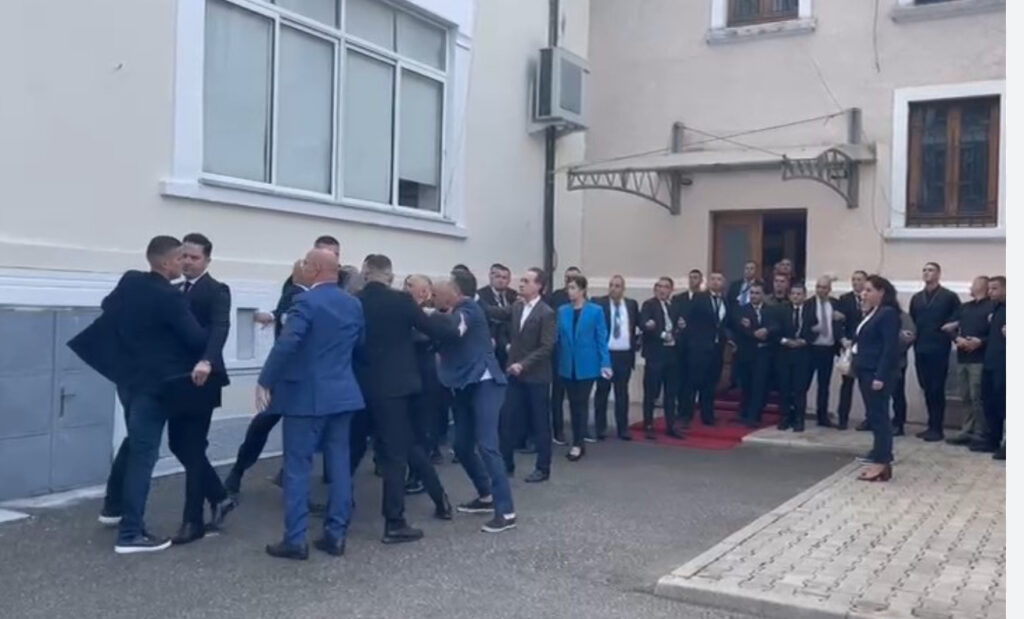 “Nuk ka bir k*** që më ndalon të hyj në Parlament”, deputeti i PS-së përplaset me kolegët opozitarë: Gjallë a vdekur…