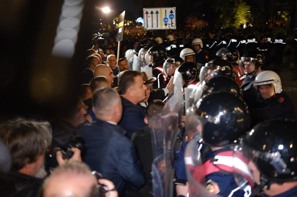 Deputetë e PD përleshen me policinë, protestuesit hedhin bomba molotov