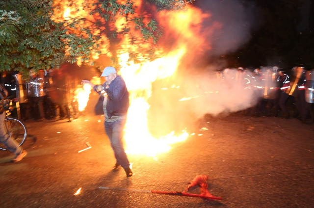 Digjet nga molotovi në protestë, babai i aktores shqiptare