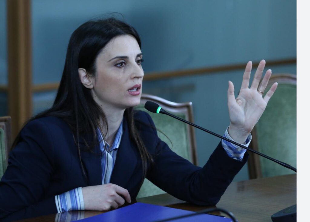 Emiriana Sako rrit rrogën e saj me 57 për qind dhe shpërblen administratën