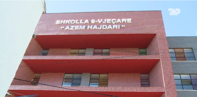 492 milionë lekë për ndërtimin e shkollës 9-vjeçare ”Azem Hajdari”, pezullohen punimet/ Nxënësit vuajnë pasojat