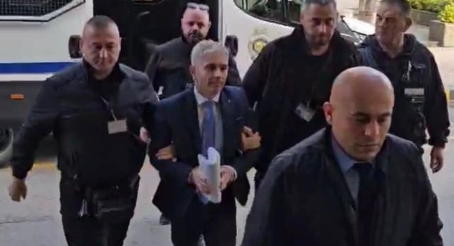 FOTO/ Me pranga në duar, i rrethuar nga policë: Momenti kur Ilir Rrapaj shkon në Komisionin e Sterilizimit