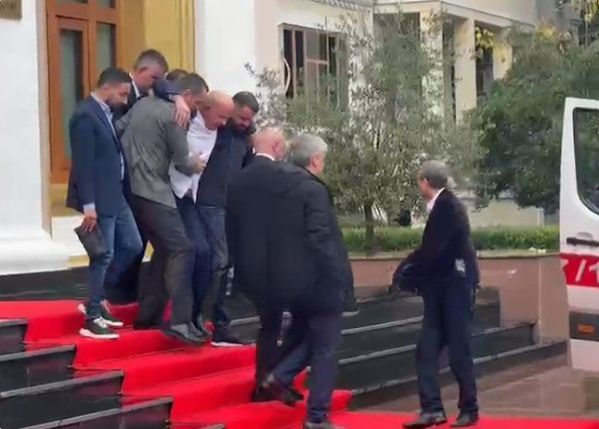 Ishte në Kuvend, deputeti Lefter Gështenja dërgohet me urgjencë në spital