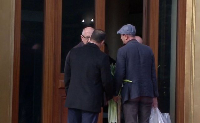 Seanca e Buxhetit/ Me presh, lopatë dhe qepë në Kuvend! Protesta e veçantë e deputetit të PD-së