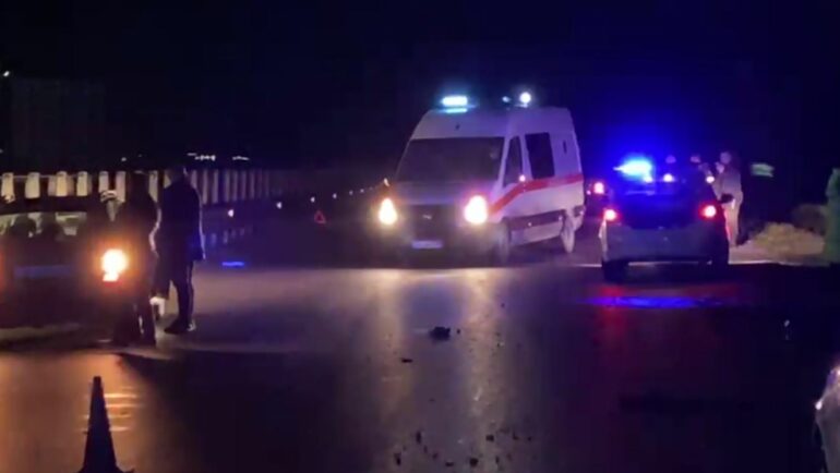 U gjet anash rrugës e aksidentuar, ndërron jetë në spital gruaja në Fier