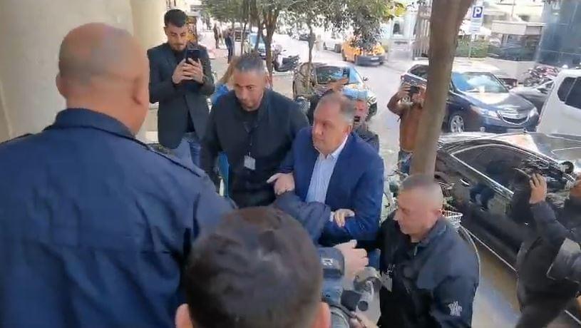 “Sterilizimi”/ Ish ministri me pranga në duar, mbërrin në Kuvend për të dëshmuar në Komisionin Hetimor