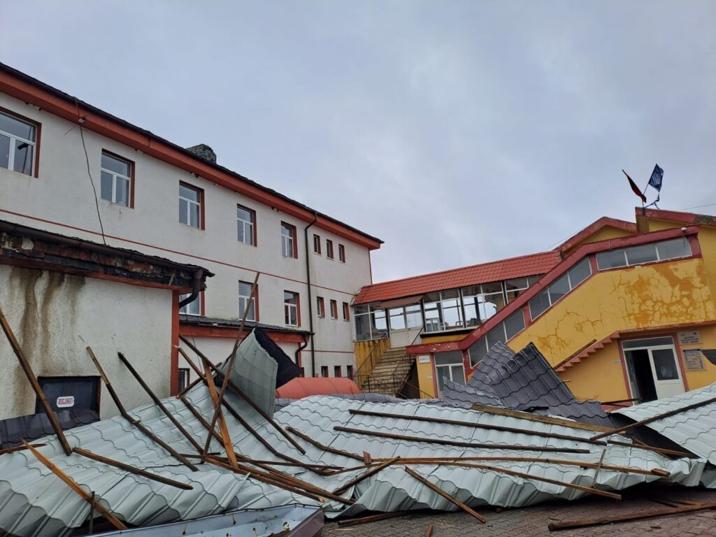 Reshjet e shiut dëmtojnë çatinë e spitalit në Pukë, dalin jashtë funksionit. Mungesë energjie, probleme dhe në infrastrukturën rrugore