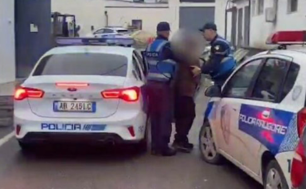 Me urdhër të SPAK, Policia “zbarkon” në Elbasan/ disa persona të arrestuar, mes tyre dy ish-gjyqtarë