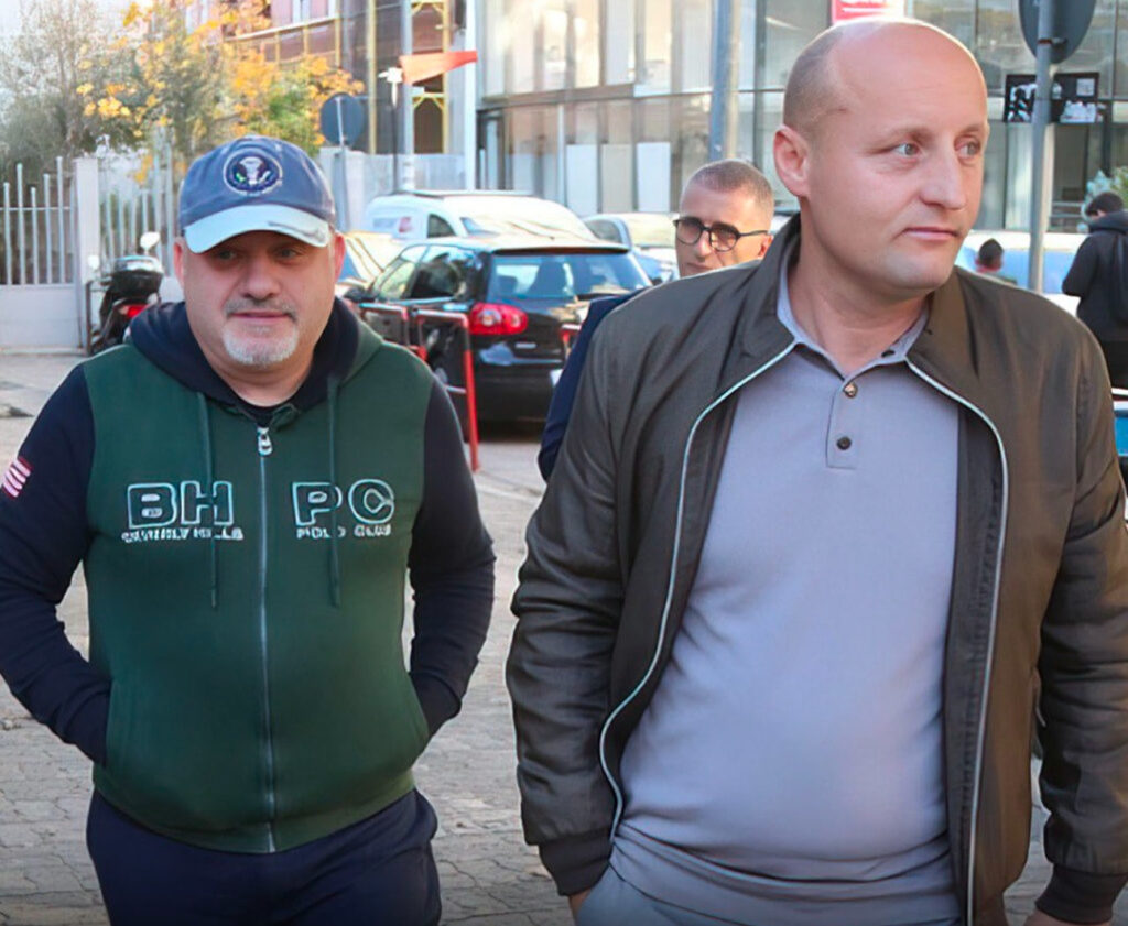 Artan Hoxha dhe Elton Qyno paraqiten në SPAK për t’u njohur me masën e sigurisë (Video)