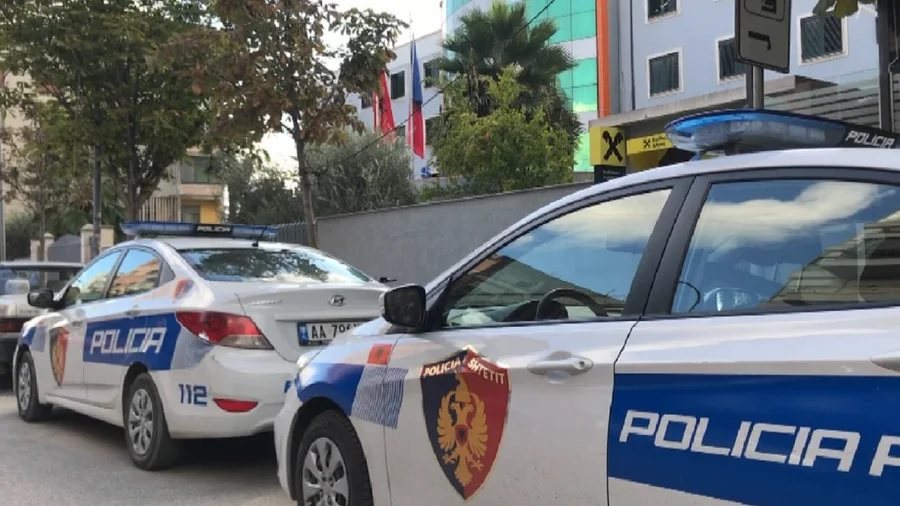 Merrnin ryshfet deri në 1500 euro për të liruar patentat, arrestohen 4 persona në Tiranë; mes tyre një punonjës policie