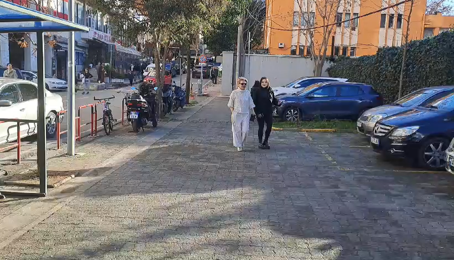 Monika Kryemadhi shkon në SPAK, e shoqëron sërish e bija: Erdha të marr letrat e SHIK-ut