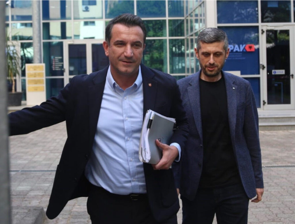 Veliaj në SPAK, qytetarët protestojnë para Prokurorisë së Posaçme: Hajdut, po të zënë hakat e …