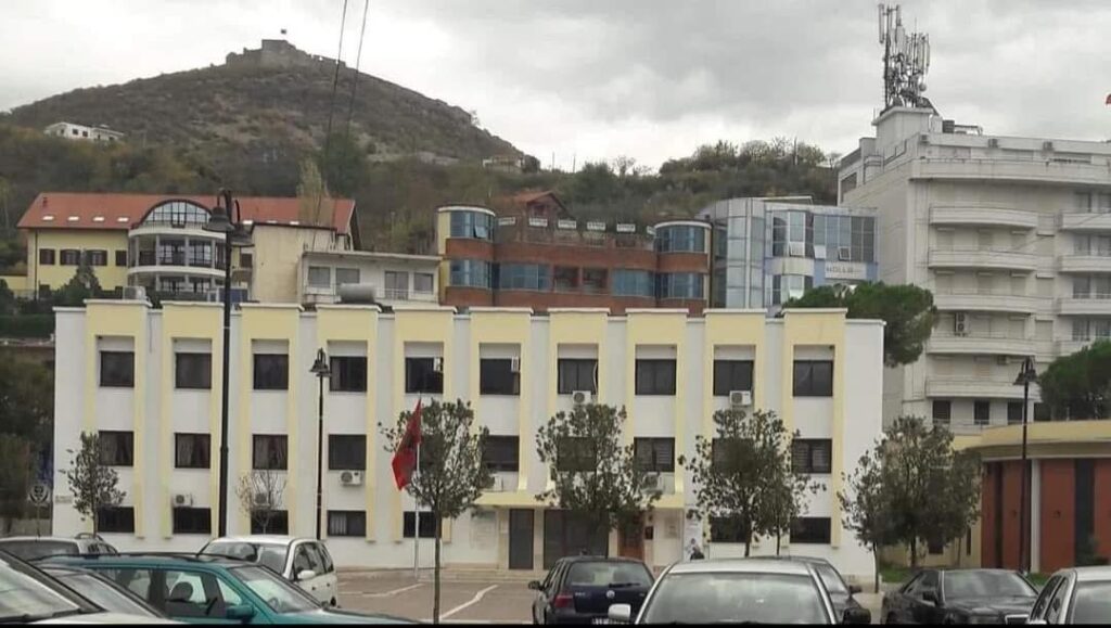 Kupola e Bashkisë Lezhë me kompani ndërtimi. A kanë përfituar para publike përmes nënkontraktimeve?