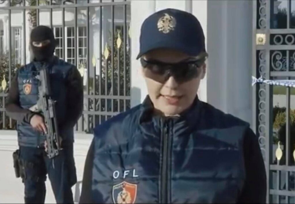 Artan Hoxha: A e mbani mend operacionin OFL dhe bjonden me uniformë policie e syze dielli??!!