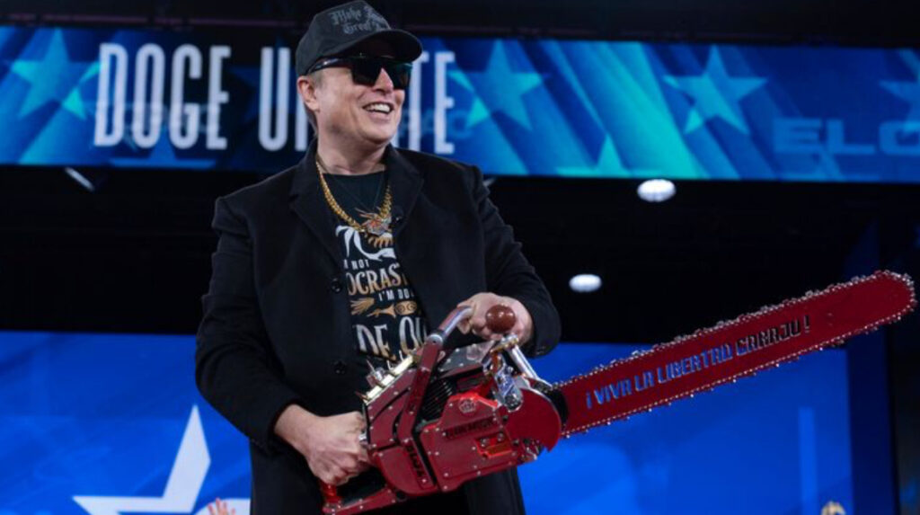 Elon Musk, kërcënon punonjësit federalë/ Performancë në punë ose dorëheqje