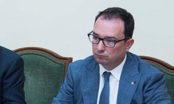 ‘Peshkaqeni’ i Albpetrolit Endri Puka me panele diellore e kartel kompanish.