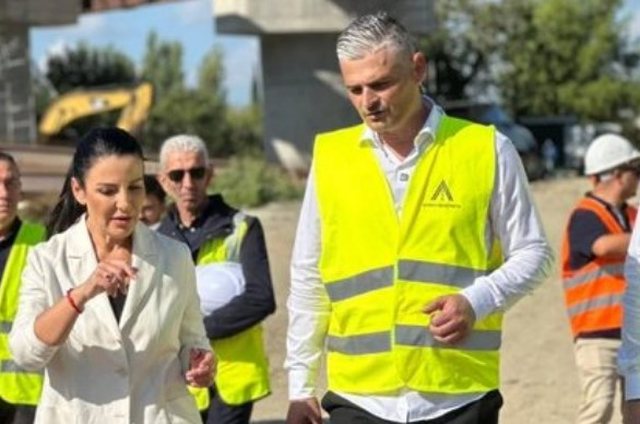 Gentian Gjyli me bekimin Belinda Ballukut, i bën qokat olikarkëve