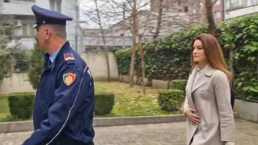 Ajola Xoxa mbërrin në ambientet e GJKKO