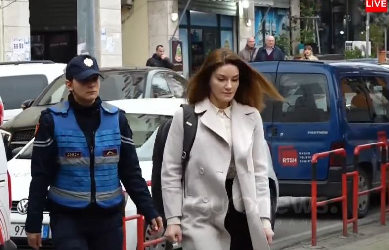 Apeli i GJKKO rrëzon kërkesën e Ajola Xoxës! Lihet në fuqi sekuestrimi i celularit