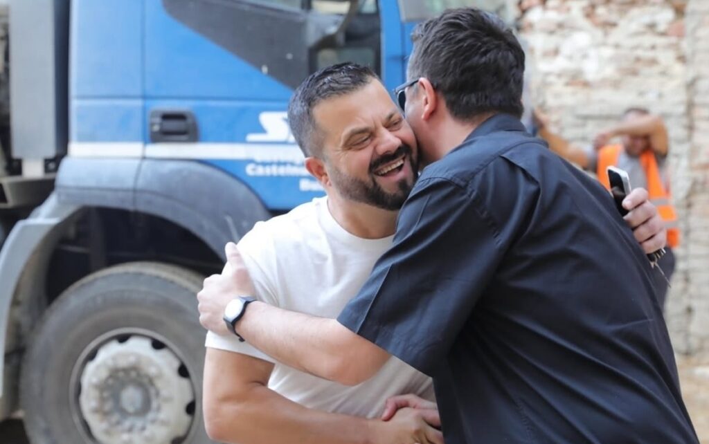 Edhe Arben Derhemi nuk i rezistoi dot parave të kryebashkiakut Erion Veliaj