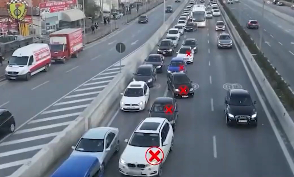 Policia bën namin me gjoba/ Në 7 ditë ndëshkon 12 mijë e 852 drejtues mjetesh