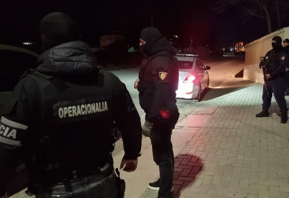 Operacion i SPAK në disa qytete të vendit/ Goditen grupe kriminale, arrestohen 3 policë, 1 shpallet në kërkim