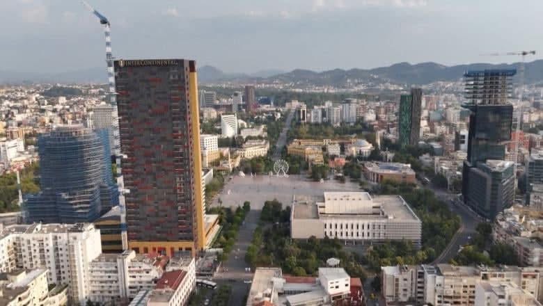 Më pak leje ndërtimi, por shtohen kullat shumëkatëshe! Ja vlera e projekteve të miratuara.