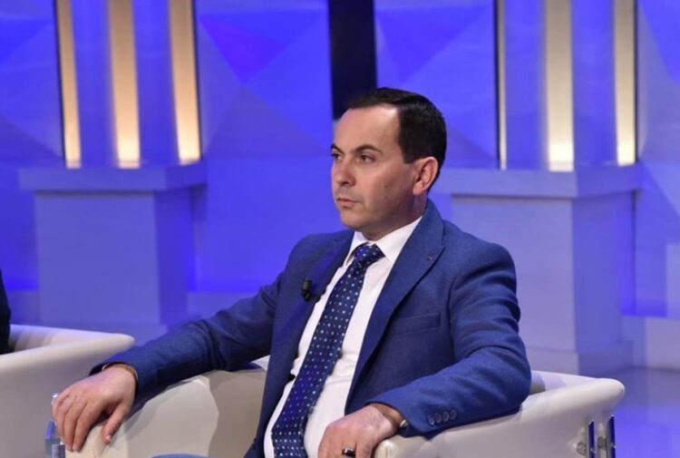 “Gjasat që Veliaj të lirohet nga burgu janë zero”- Avokati: Nëse ai është përgjuar brenda në…