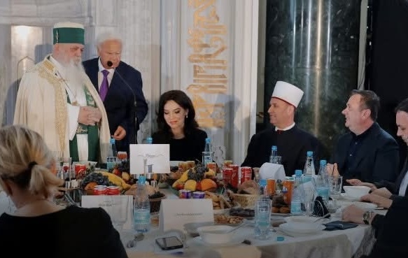 Torta e Baba Mondit për Elisa Spiropalin… presim ligje të ëmbla nga ty